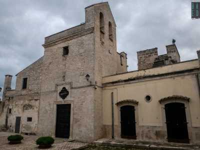 Il prospetto della chiesa appare sobrio e lineare e sono evidenti i segni del rimaneggiamento subito nel corso secoli: dalla lavorazione e dal colore diverso delle pietre sino all�aggiunta del campanile laterale